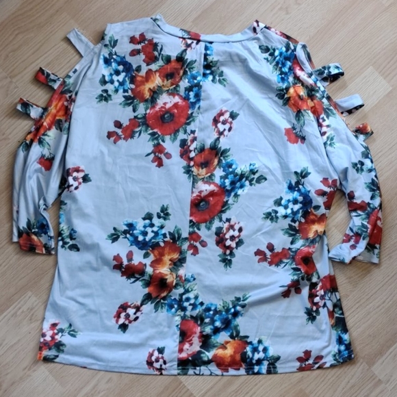 Gorgeous Floral Print Blouse. Soft Comfy Cut-outs on sleeves - Picture 4 of 9